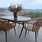 Amelia Luxury